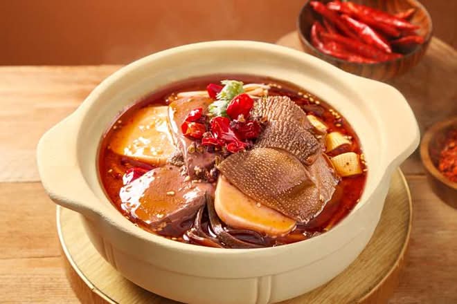 Spicy Sichuan style boiled blood, spam and beef tripe / 毛血旺